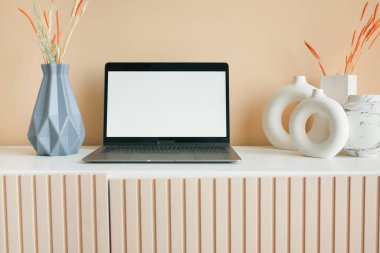 Ofis masasında boş ekran olan dizüstü bilgisayar