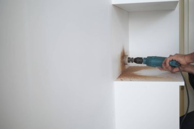 Beyaz tahta üzerinde elektrikli matkap kullanma yavaş çekim ,