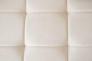 Düğmeleri olan deri gri bir kanepe. ,