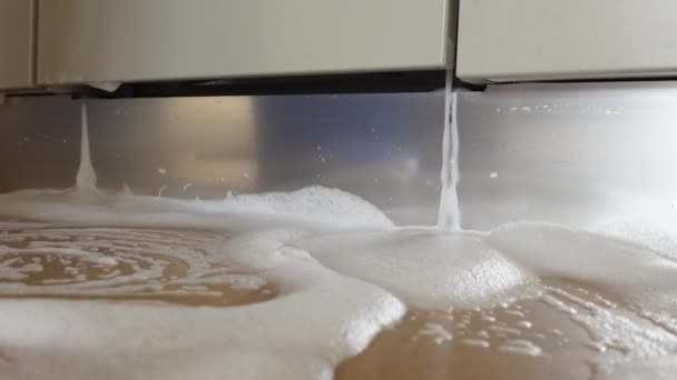 Air Tumpah Dari Mesin Cuci Piring Lantai Dapur — Stok Video