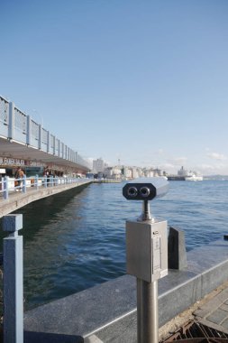 Şehir binalarını gözetleyen madeni paralı dürbünler.