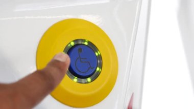 Bir metro treninde pasifleştirilmiş düğmeye bas 