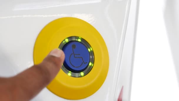 Pulse Para Abrir Botón Para Discapacitados Tren Metro — Vídeos de Stock
