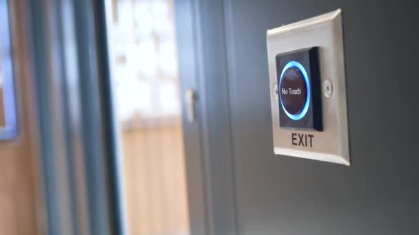 Elektrikli Mavi Yazı Tipiyle Bir Parke Kapının Çıkış Düğmesini Kapat — Stok video