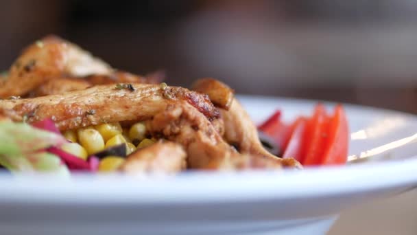 Läcker Grillad Kyckling Serverad Med Grönsaker — Stockvideo