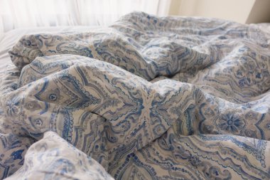 Sabahın köründe dağınık yatak, uyandıktan sonra dağınık yatak. .