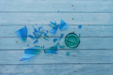 Zeminde cam kırılması