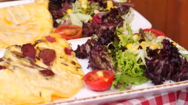  Masada sosisli yumurta omleti. .