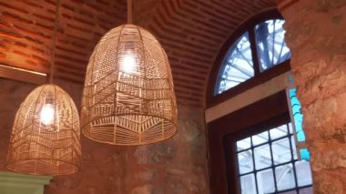 Duvara yaslanmış klasik bir fener lambası. .