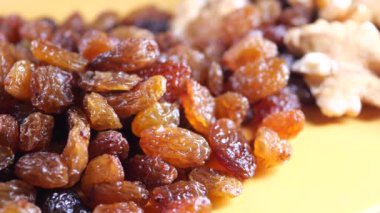 Beyaz arkaplanda siyah üzüm, yakın plan.