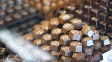Dükkanda sergilenen siyah çikolata şekeri ,