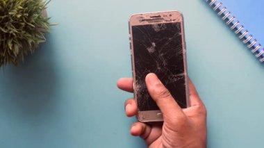 Kırık akıllı telefonu tutan adama yakın dur.