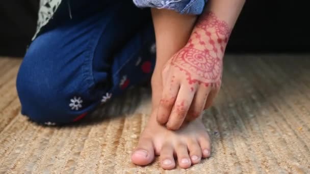 Gadis Kecil Yang Menderita Gatal Kulit Pada Kaki — Stok Video