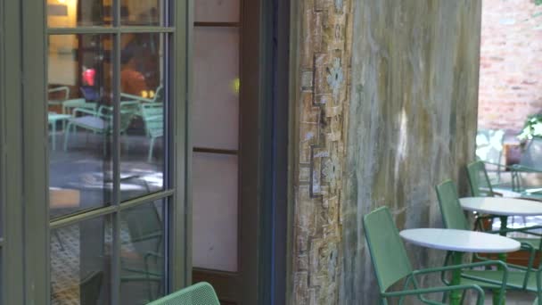 Ventana Cristal Del Edificio Que Refleja Fachada Del Restaurante — Vídeo de stock