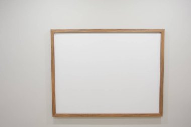  Beyaz duvarda boş fotoğraf çerçevesi .