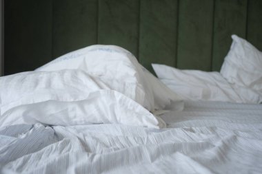 Sabahın köründe dağınık yatak, uyandıktan sonra dağınık yatak. .