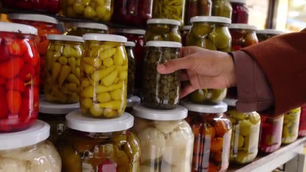缶詰の果物と野菜のガラスの瓶 — ストック動画