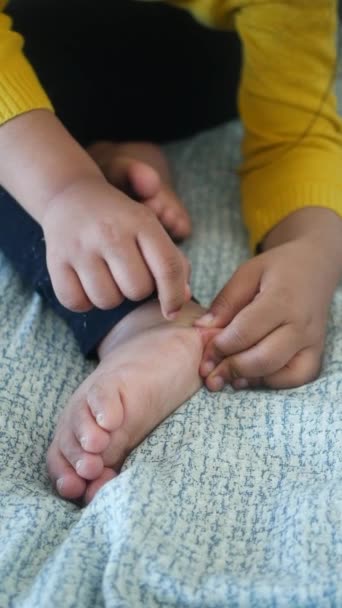 Ein Kind Das Unter Juckender Haut Füßen Leidet — Stockvideo
