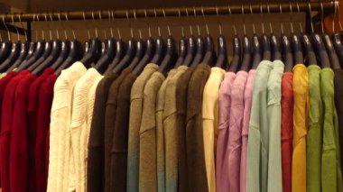 Renkli kadın giysileri satılık .