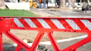 Çizgili kırmızı ve beyaz şeritlerin yanına asılan tamirat uyarısı. ,