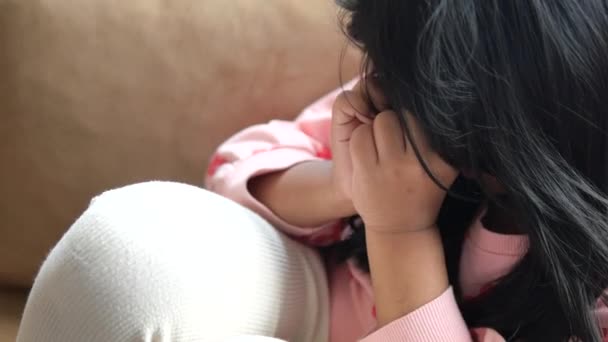 Ένα Αναστατωμένο Κορίτσι Καλύπτει Πρόσωπό Της Χέρι — Αρχείο Βίντεο