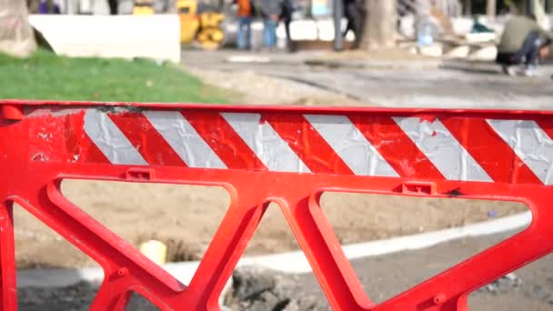 Señal Advertencia Los Trabajos Reparación Poner Cerca Rayas Cinta Roja — Vídeos de Stock