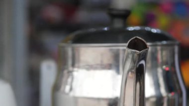 Gaz sobasında kaynayan paslanmaz çelik ıslık.