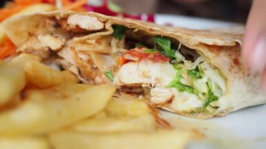 Tavuk Warp hızı ve patates cipsi. .