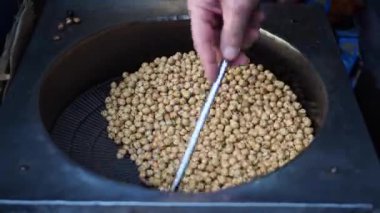 Büyük bir tavada kızarmış nohut. .