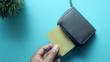 bir kart sahibine kredi vermek .