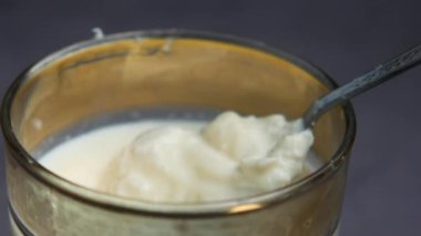 Masada bir bardak krema var. , 