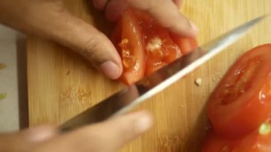 Doğranmış tahtada taze domates doğramak. .