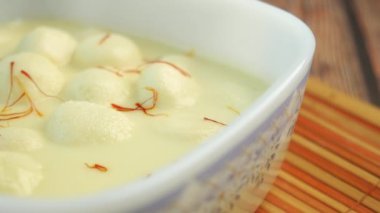 Masadaki bir kasede Hint tatlısına yaklaş, Halua. 