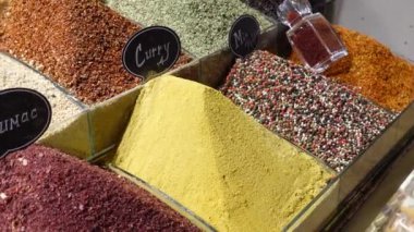 İstanbul 'da çeşitli baharatlar var. 