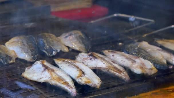 Izgarada Balık Pişirme Kızartma — Stok video