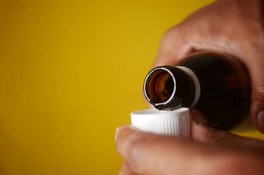 Bir doz öksürük şurubu.