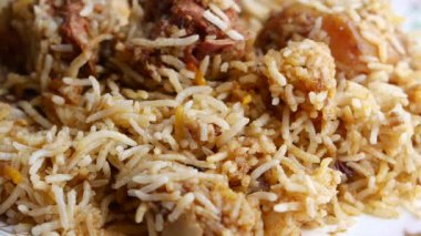  Masadaki kasede tavuk biryani yemeği