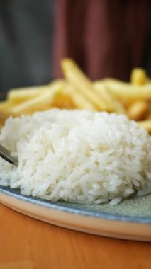 çatal kaşık beyaz pirinç. .