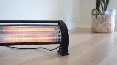 Modern elektrikli kızılötesi ısıtıcı oturma odasında, yakın çekim. Yüksek kalite fotoğraf