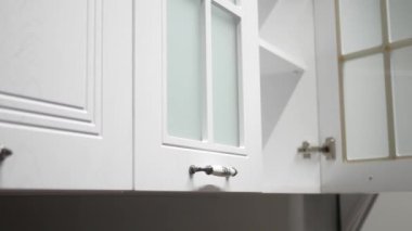 Kadınlar mutfak çekmecesini elleriyle açarlar. .