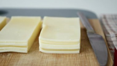 Peyniri doğrama tahtasının üzerinde dilimlemek ,