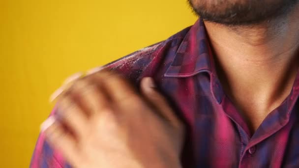 Мужчины Перхоти Рубашке — стоковое видео
