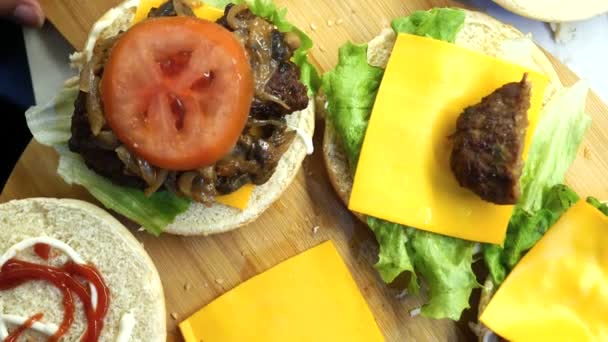 Une Personne Prépare Hamburger Avec Fromage Laitue Tomate Sur Pain — Video