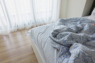 Sabahın köründe dağınık yatak, uyandıktan sonra dağınık yatak. .