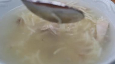 Tahta masada bir kase tavuk çorbası..