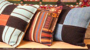 Geleneksel bir Türk Çarşısında renkli yastıklar satışa sunuldu