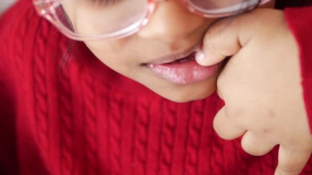 Κορίτσι Παιδί Τρώει Νύχια Της Στο Σπίτι — Αρχείο Βίντεο