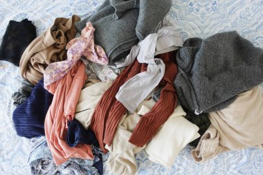 Sabahın köründe dağınık yatak, uyandıktan sonra dağınık yatak. .