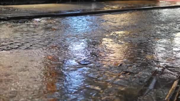 Σταγόνες Νερού Βροχερή Μέρα Νυχτερινή Θέα Στην Πόλη Επιλεκτική Εστίαση — Αρχείο Βίντεο