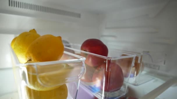 Plastikowe Pojemniki Różnymi Owocami Otwartej Lodówce — Wideo stockowe